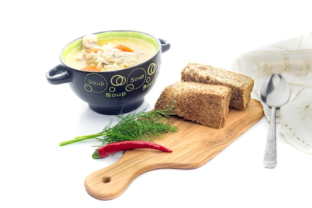 Miseczki z zupą i pieczywem